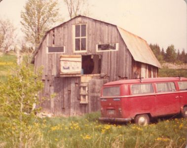 198005xx-ra-003-Robins VW Van At Barn-Randboro