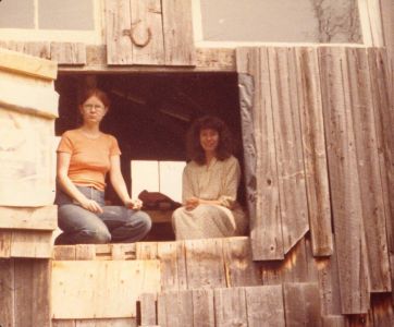 198005xx-ra-004-Barb + Nanci At Barn-Randboro